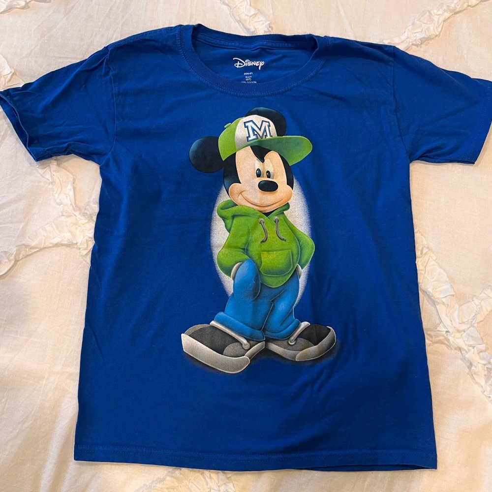 💜FREE WITH BUNDLE 💜EUC Disney Mickey tshirt